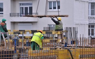 23 100 postes sacrifiés en un an dans la construction - Batiweb